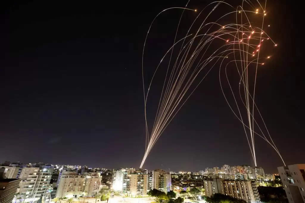 Israel-Gaza Conflict : हमास ने दागे 1000 से ज्यादा रॉकेट, 200 को इजरायल के Iron Dome ने हवा में ही किया खत्म, देखें VIDEO