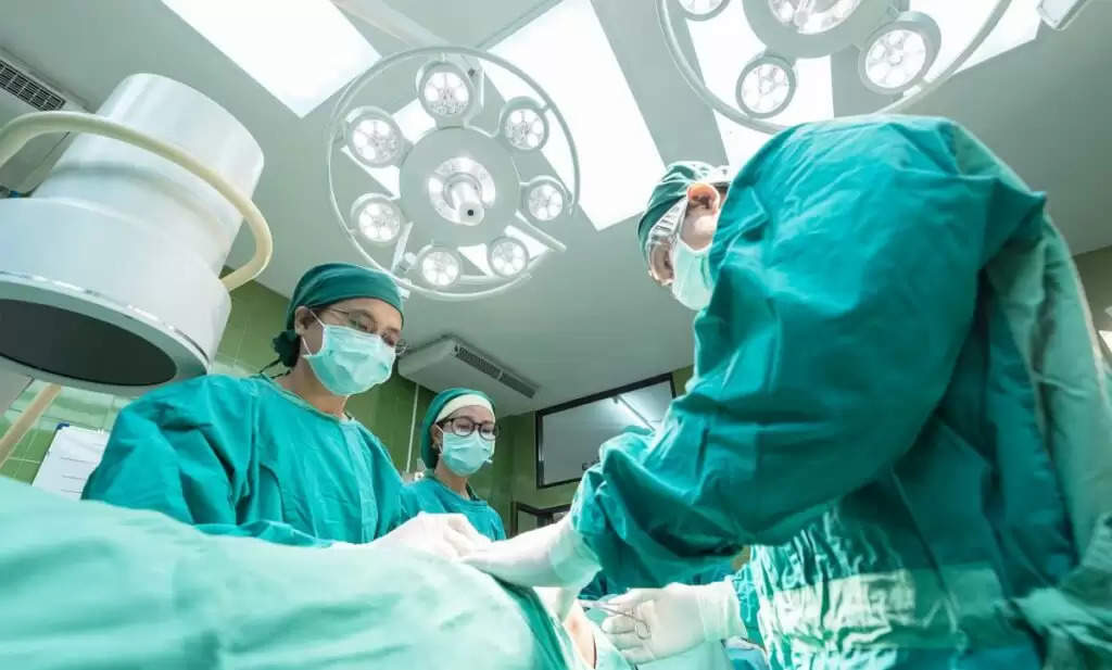 कानपुर : ऑपरेशन बीच में छोड़कर भागीं डॉक्टर, ओटी टेबल पर तड़पती रही मरीज