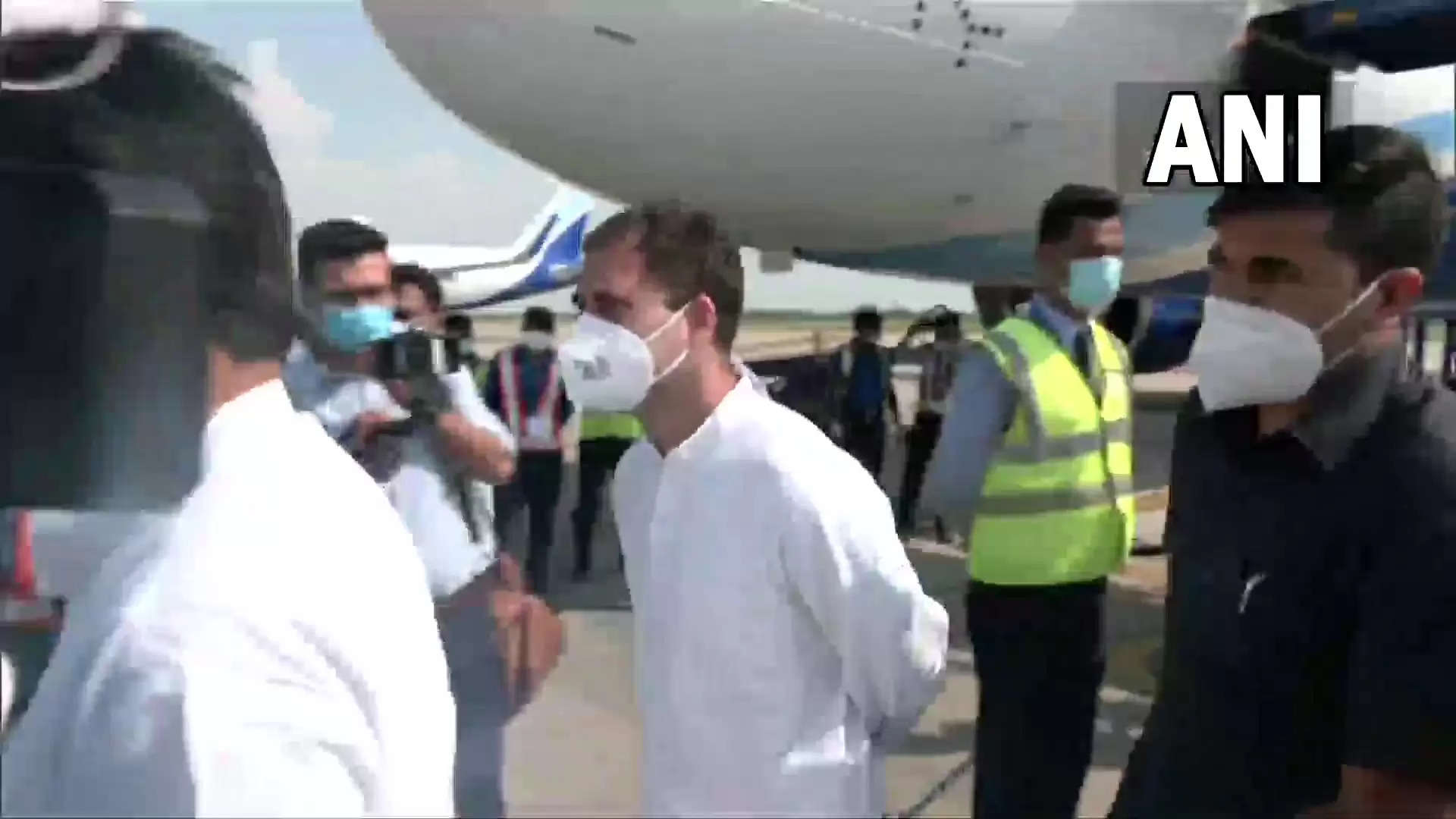 rahul gandhi at lucknow airport