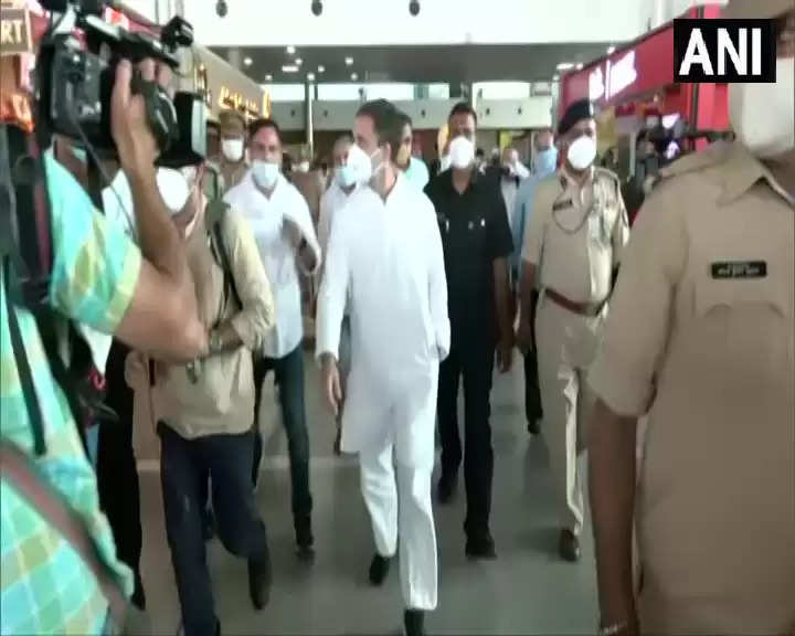rahul gandhi at lucknow airport