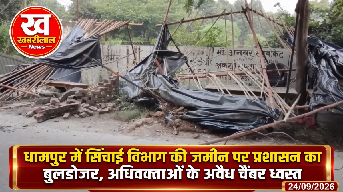 रात के समय बुलडोजर द्वारा अस्थाई निर्माण और अतिक्रमण ढहाए जाने का दृश्य तथा मौके पर मौजूद पुलिस।
