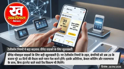 स्मार्टफोन पर नया 30 दिन की वैलिडिटी वाला मोबाइल रिचार्ज प्लान चेक करते हुए उपभोक्ता का दृश्य