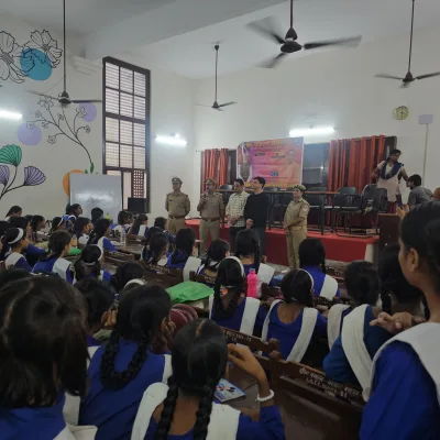बिजनौर में साइबर अपराधों की रोकथाम के लिए आमजन को जागरूक करते हुए पुलिस अधिकारी।