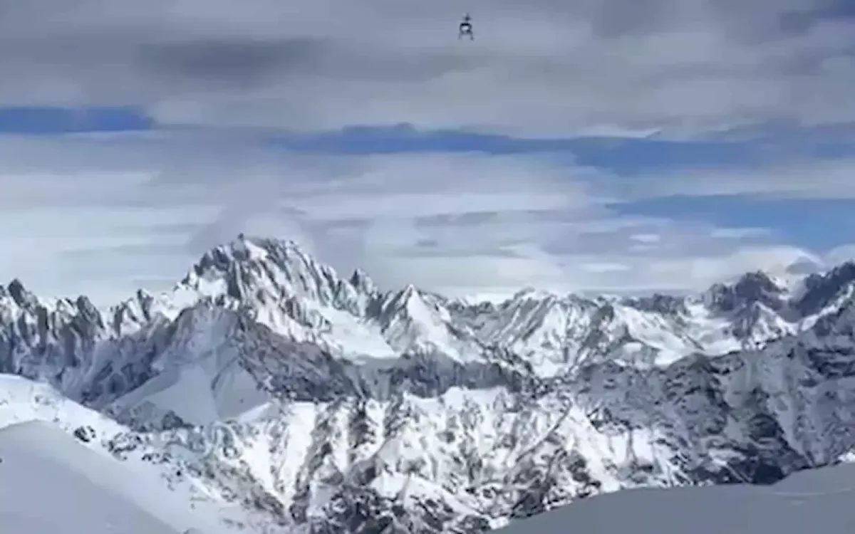 उत्तरकाशी के उच्च हिमालयी क्षेत्र में फंसे ट्रैकर्स के रेस्क्यू ऑपरेशन का दृश्य।