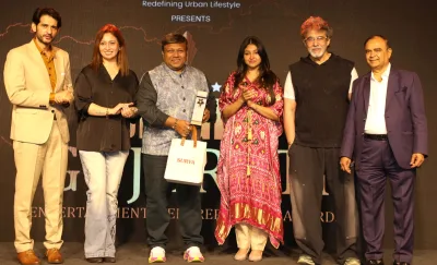 Dr. Khoja receiving the Gujarati Bright Award from actor Deepak Tijori and Hiten Tejwani in Mumbai