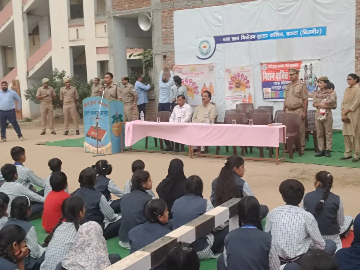 Mission Shakti Phase 6.0: बिजनौर के चांदपुर में पुलिस का जागरूकता अभियान, छात्राओं को बताए गए महिला सुरक्षा और साइबर क्राइम से बचाव के तरीके