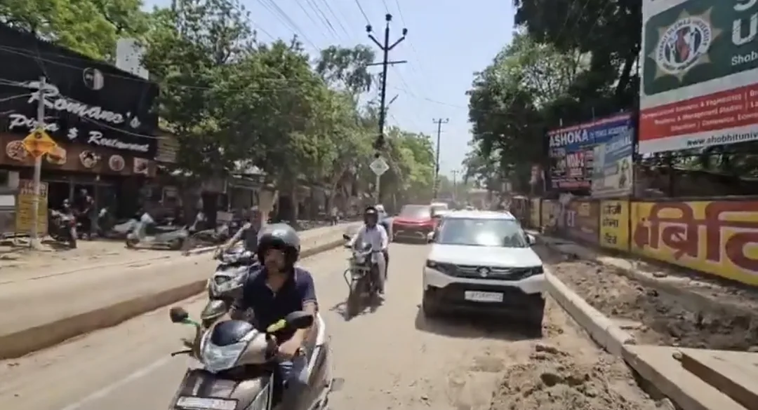 मेरठ में सीएम ग्रिड योजना की सड़क का अनोखा विरोध : वेस्टर्न कचहरी रोड के निर्माण कार्य की पहली बरसी पर व्यापारियों ने चढ़ाई फूल-मालाएं, लगाए पोस्टर