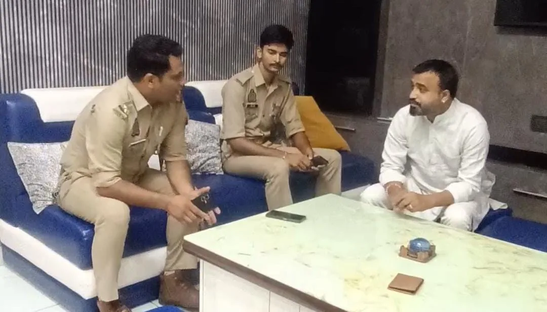 जनप्रतिनिधियों को भी रोका