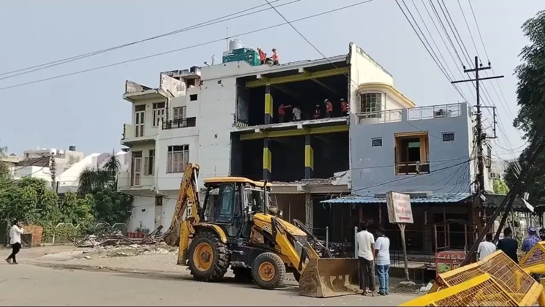 2 बुलडोजर मौके पर