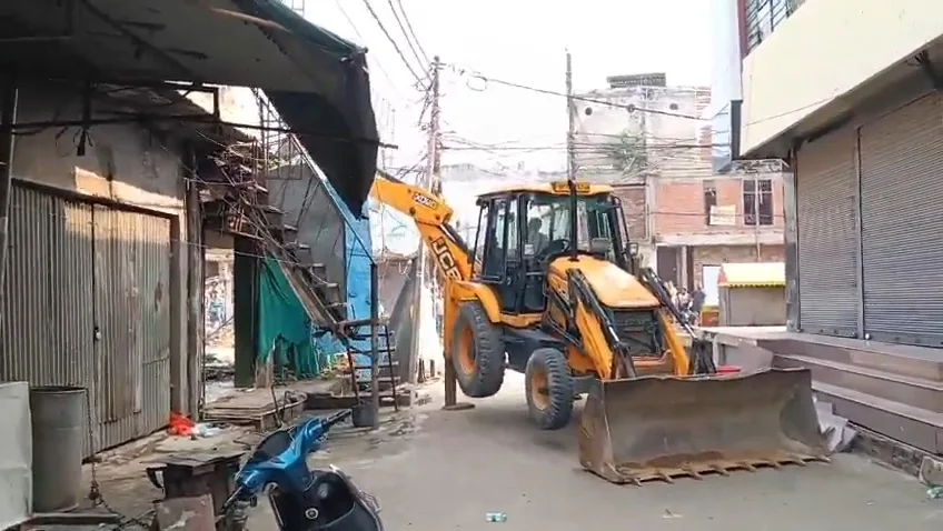4 निर्माण ध्वस्त 