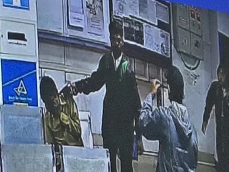 झारखंड में बैंक डकैती : 24 मिनट में Canara Bank से 36 करोड़ का 23 किलो सोना और 43 लाख कैश लूटे, हथियार लेकर घुसे थे बदमाश