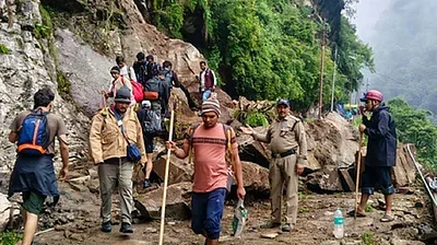 Uttarakhand Weather Alert : खतरे के निशान के ऊपर बह रही गंगा, केदारनाथ मार्ग पर भारी लैंडस्लाइड से 4000 तीर्थयात्री और पर्यटक फंसे, चारधाम यात्रा पर रोक