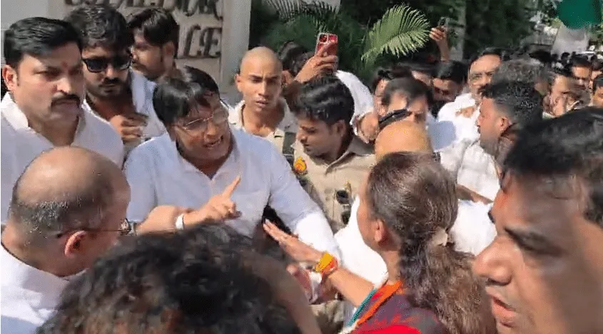 लखनऊ के कांग्रेस दफ्तर में हंगामा : अजय राय और ममता चौधरी के समर्थकों के बीच चले जूते–चप्पल, नाराज होकर धरने पर बैठे पूर्व प्रदेश अध्यक्ष