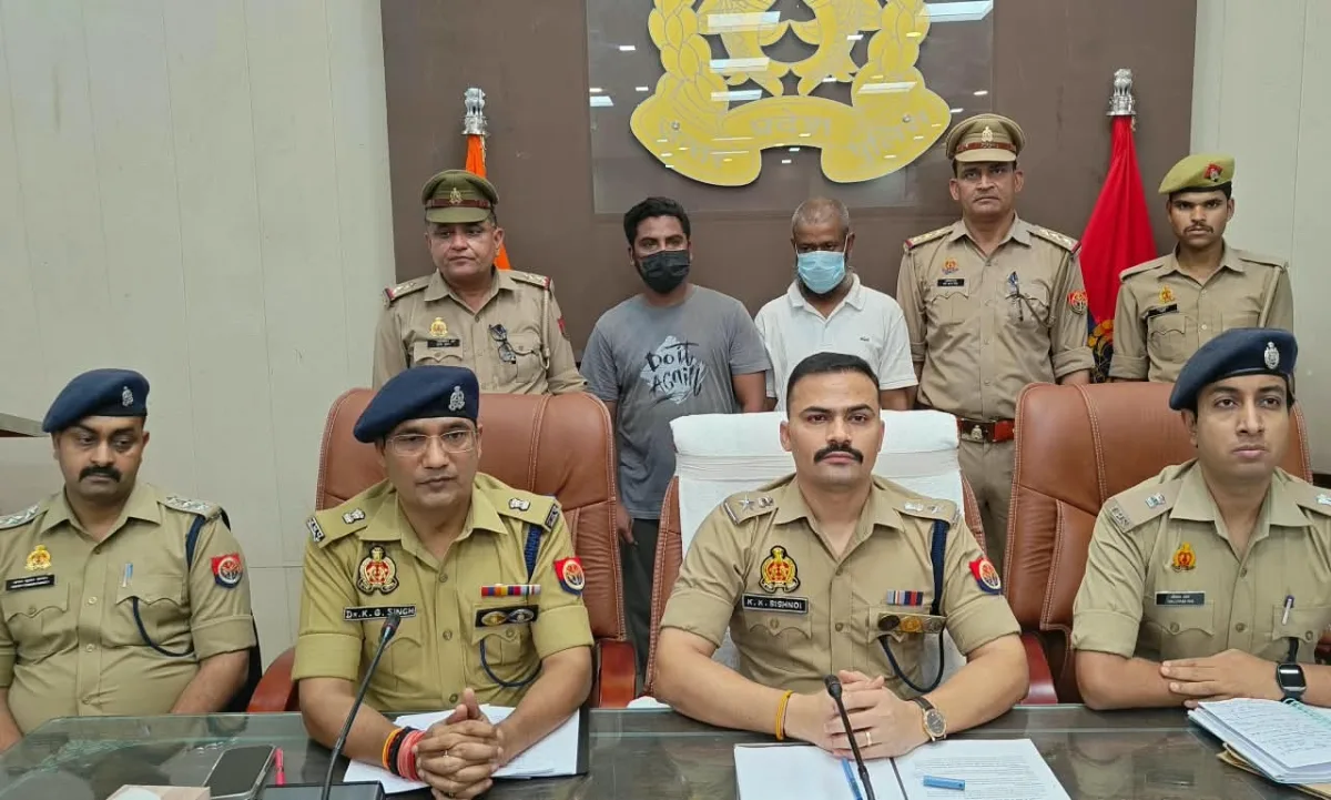 बिजनौर में पटाखा फैक्ट्री पर छापेमारी के बाद बरामद विस्फोटक और पुलिस की कार्रवाई।