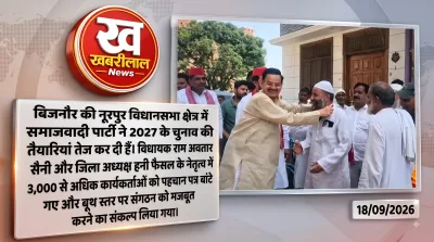 नूरपुर में समाजवादी पार्टी के कार्यकर्ताओं को पहचान पत्र बांटते विधायक राम अवतार सैनी