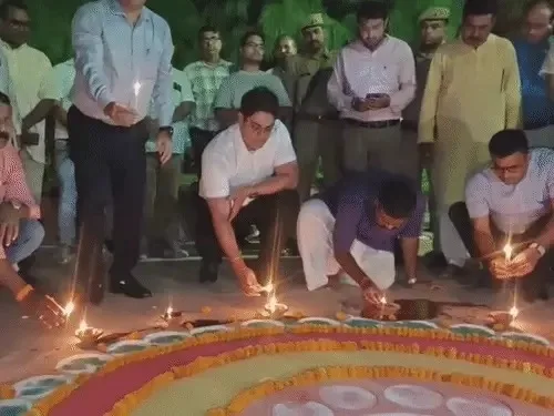 मेरठ के सूरजकुंड पार्क में नंगे पांव दीप जलाते SSP बीबीजीटीएस मूर्ति