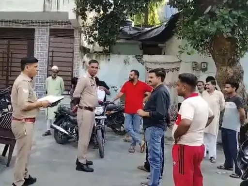 मेरठ में घटनास्थल पर जांच करती हुई पुलिस टीम