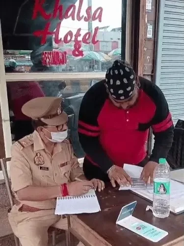 मेरठ के होटल में जांच करती हुई पुलिस टीम