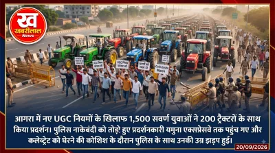 आगरा में यमुना एक्सप्रेस-वे पर ट्रैक्टरों के साथ प्रदर्शन करते युवा