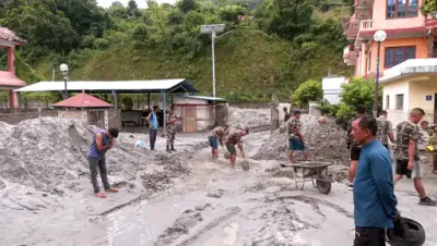 रहवासी इलाकों से बाढ़ के बाद के मलबे को हटाया जा रहा है।