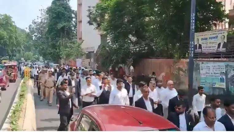 मेरठ में हाईकोर्ट बेंच की मांग को लेकर प्रदर्शन करते अधिवक्ता