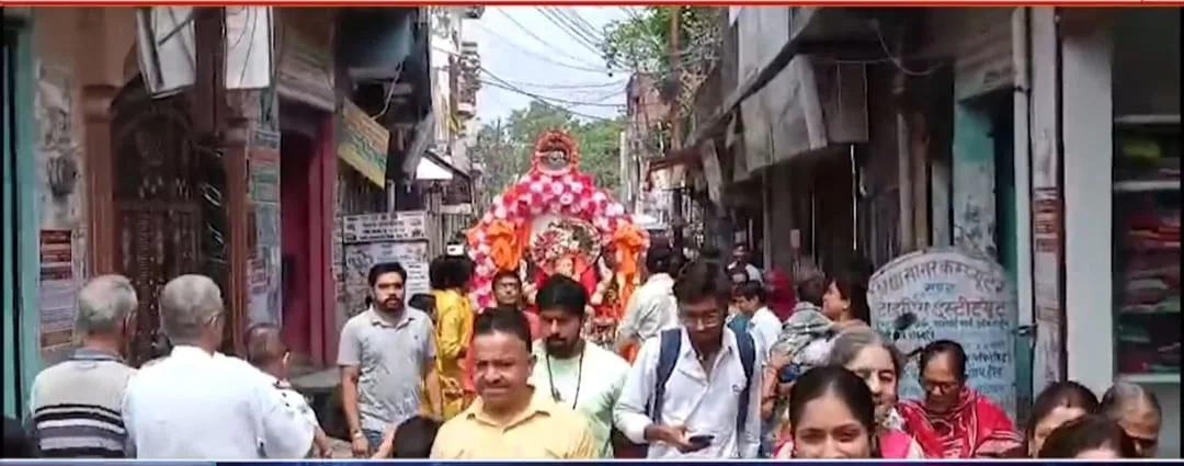 धामपुर में गणेश चतुर्थी के अवसर पर स्थापित की गई भगवान गणपति की भव्य प्रतिमा।