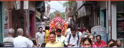 धामपुर में गणेश चतुर्थी के अवसर पर स्थापित की गई भगवान गणपति की भव्य प्रतिमा।