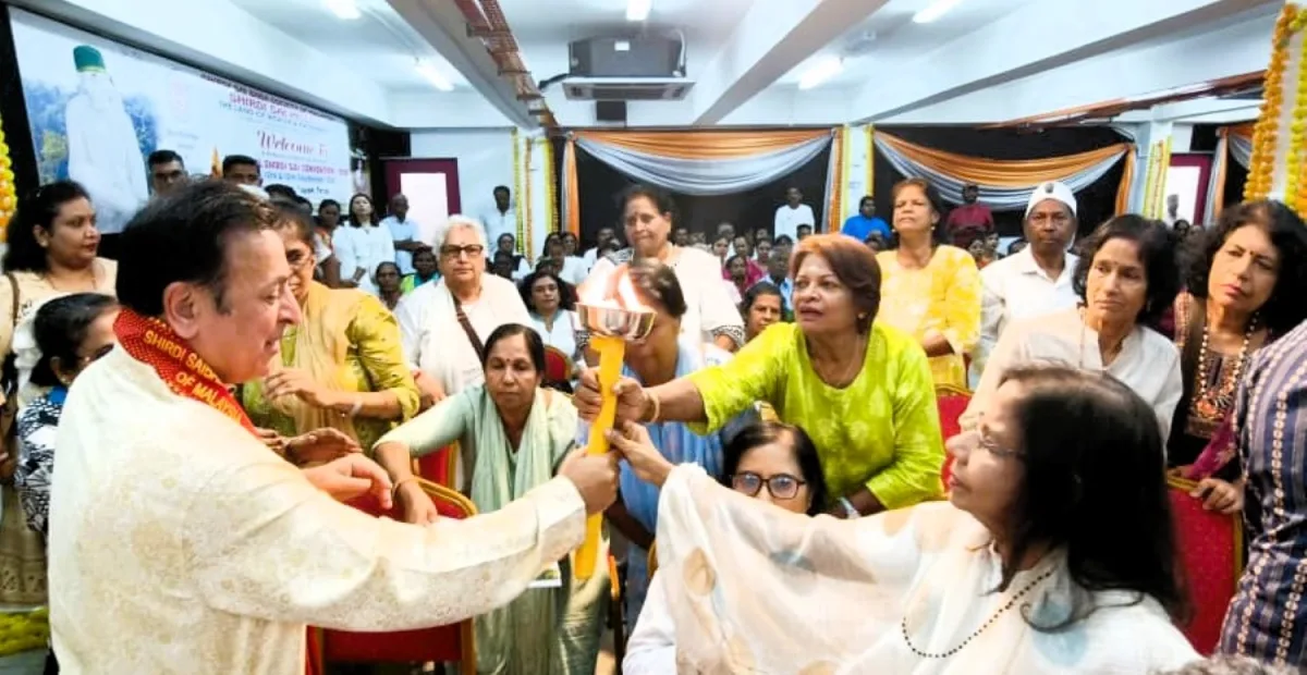 मलेशिया के तपाह में साई बाबा पीस टॉर्च समारोह के दौरान भावुक श्रद्धालुओं की तस्वीर