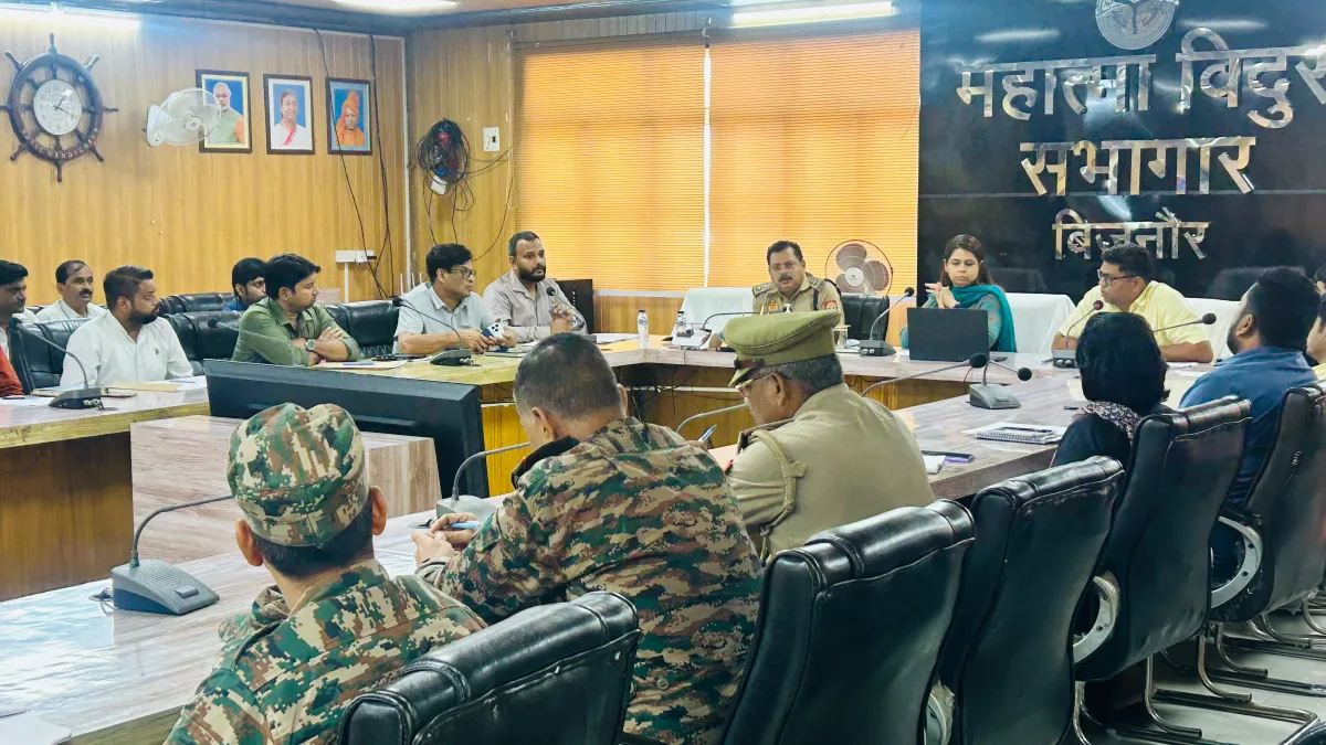 बिजनौर में मॉक ड्रिल की समीक्षा बैठक करतीं जिलाधिकारी जसजीत कौर