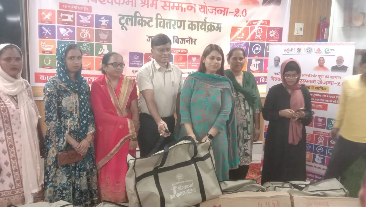 बिजनौर कलेक्ट्रेट में कारीगरों को टूलकिट बांटतीं डीएम जसजीत कौर