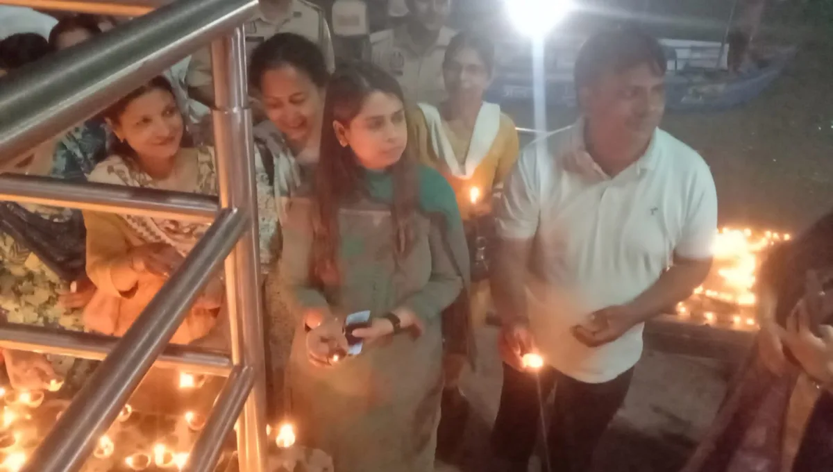 बिजनौर के गंगा बैराज पर दीप प्रज्वलित करते अधिकारी और नागरिक