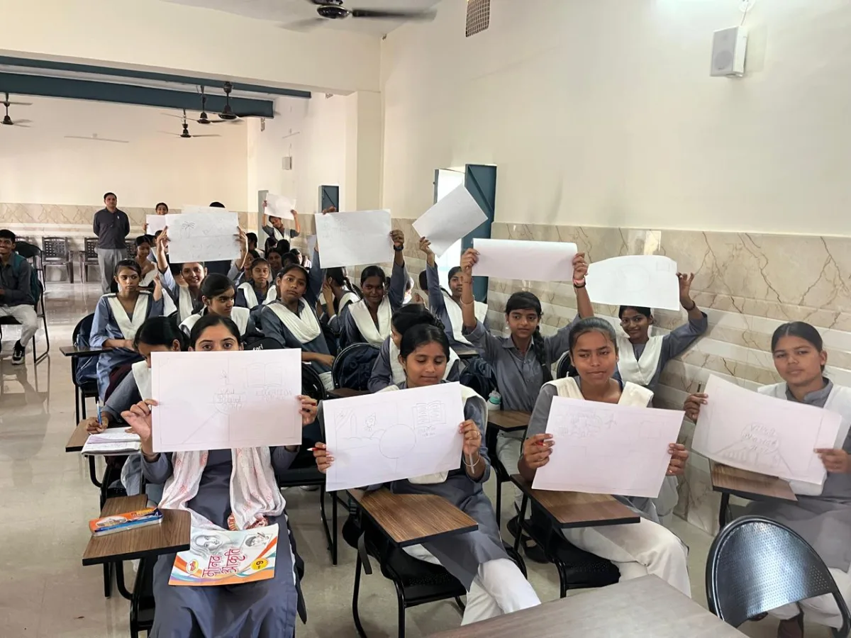 शामली के बाबरी इंटर कॉलेज में ‘मेरे सपनों का भारत’ प्रतियोगिता में भाग लेते विद्यार्थी